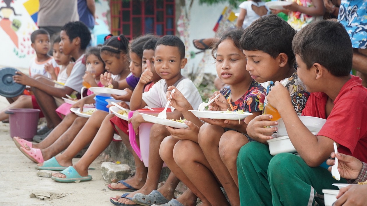 Niños disfrutando de las 'ollas comunitarias'