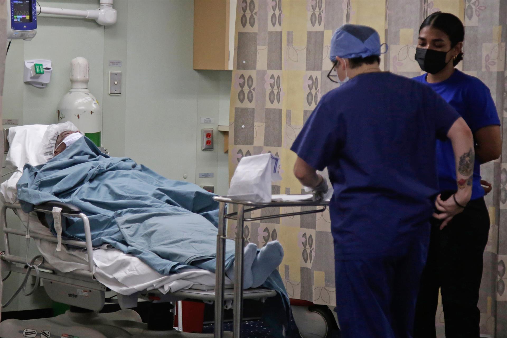 Atención a un paciente en el USNS Comfort 
