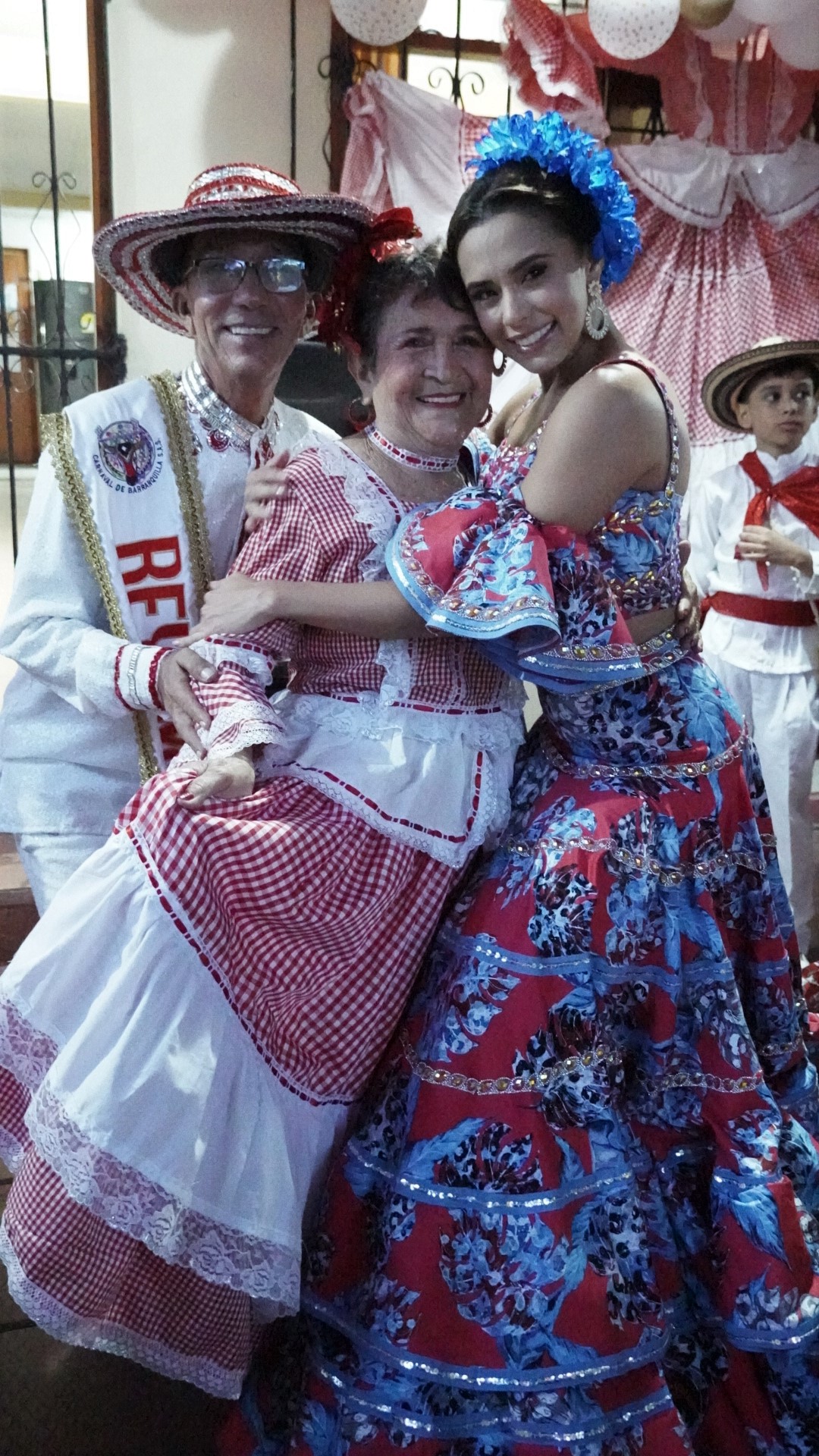 La Reina del Carnaval y el Rey Momo en la izada de bandera de la cumbiamba ‘El Mambacazo’.