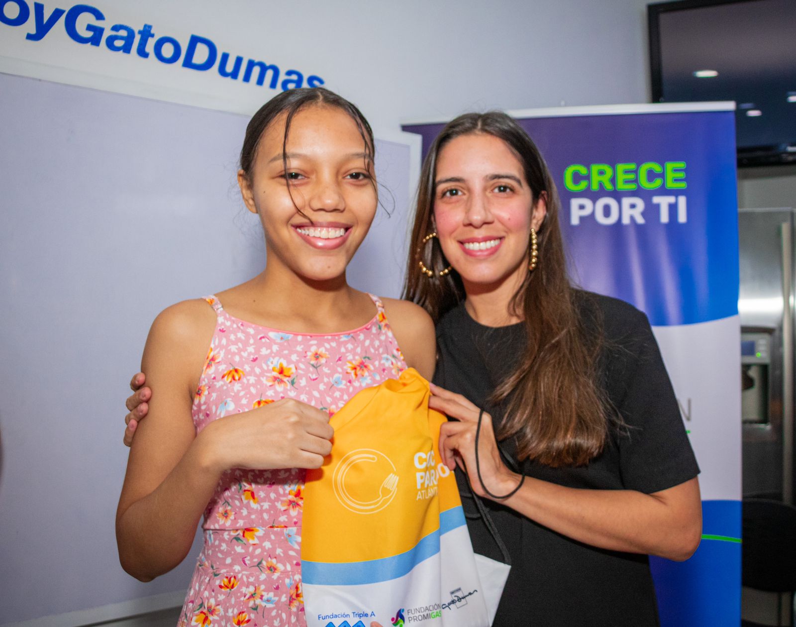 La directora de la Fundación Promigas, Marcela Dávila, con una de las becadas.