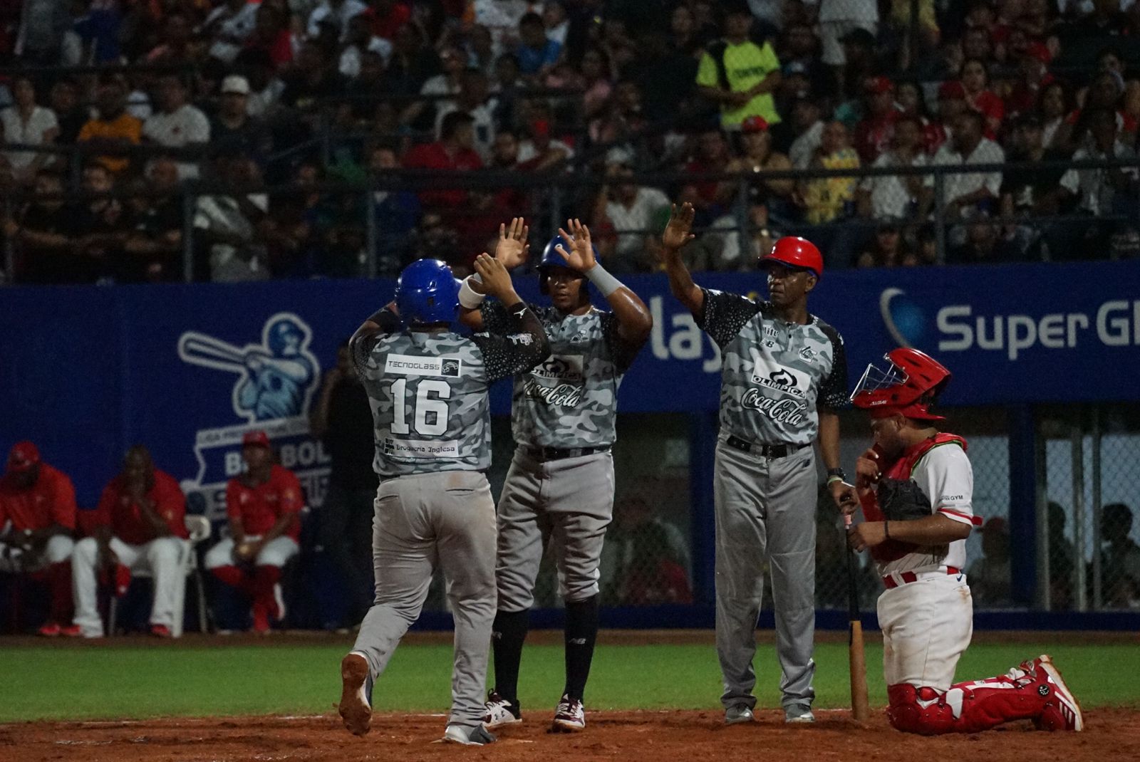 Jugadores de Caimanes celebran una anotación. 