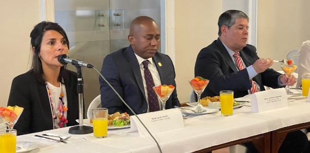 El senador Antonio Zabaraín y el representante Gersel Pérez, coordinadores de las Comisiones Accidentales, en la mesa junto a la ministra Irene Vélez