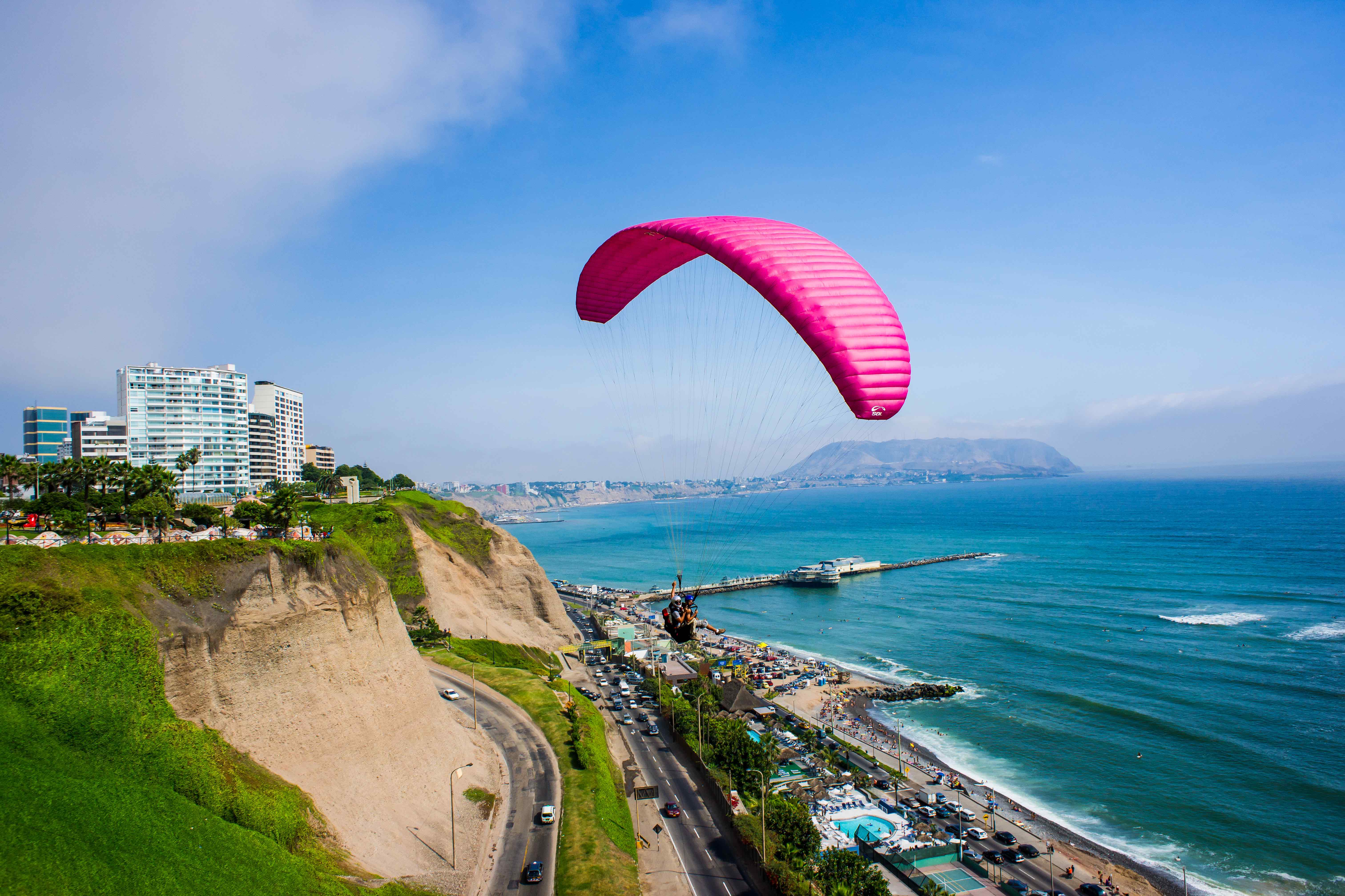 Parapente en el malecón de Miraflores.