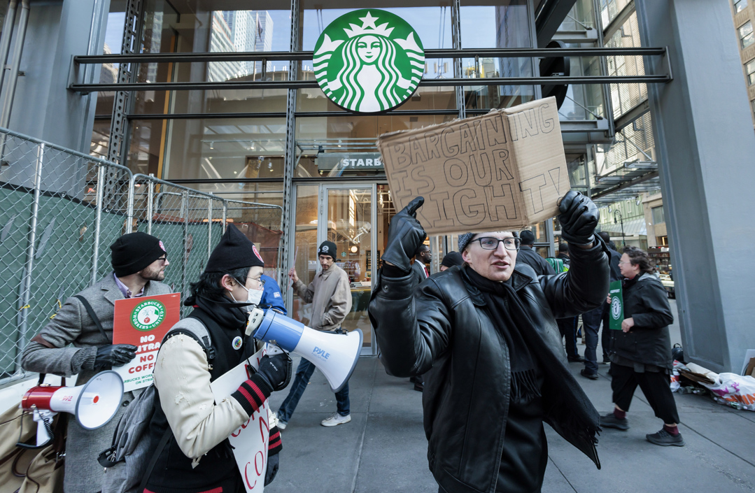 Trabajadores de Starbucks protestando en Estados Unidos. 