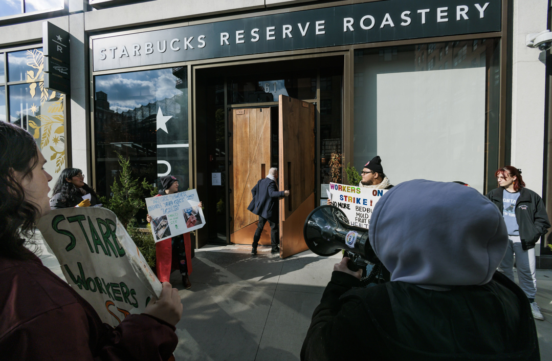 Trabajadores de Starbucks protestando en Estados Unidos. 