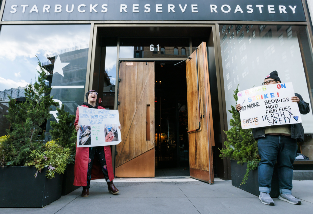 Trabajadores de Starbucks protestando en Estados Unidos. 