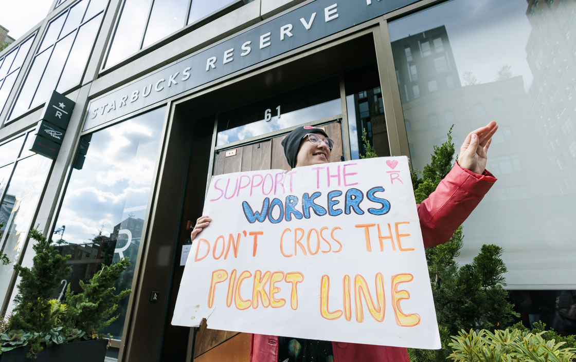 Trabajadores de Starbucks protestando en Estados Unidos. 