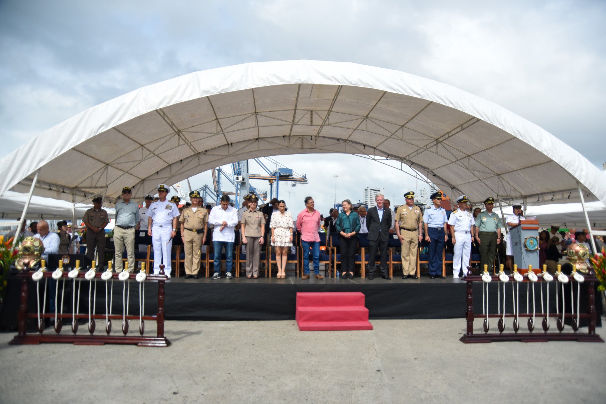Gustavo Petro en el buque hospital USNS Comfort. 