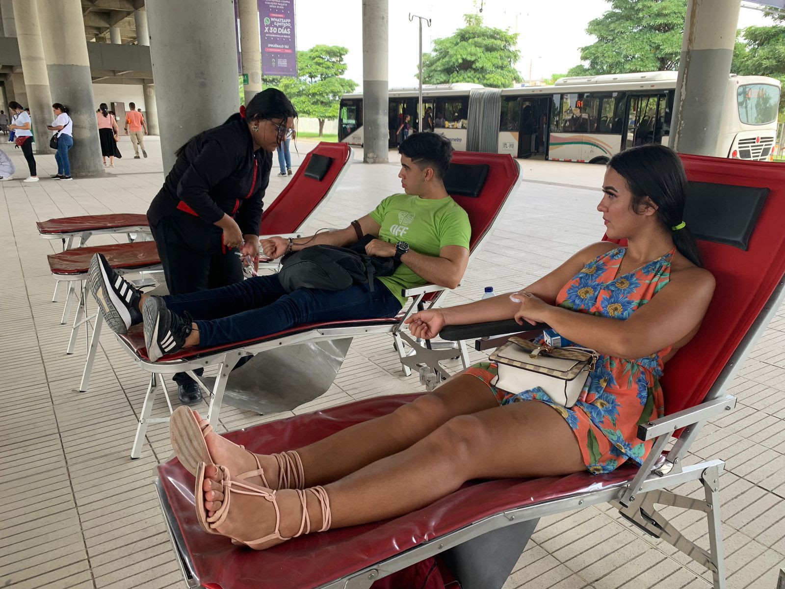 Usuarios de Transmetro en la jornada de donación de sangre.