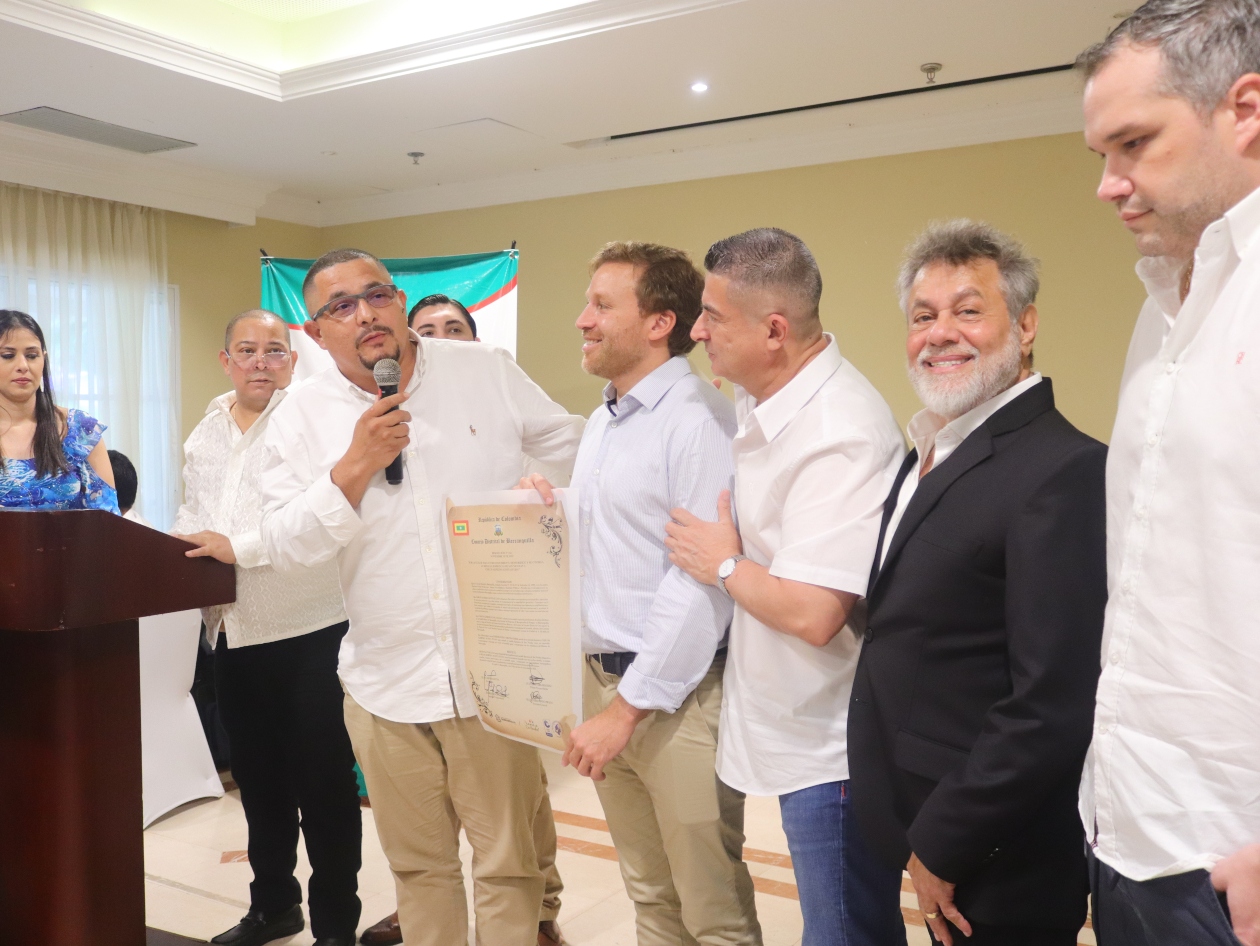 Entrega de medalla Barrancas de San Nicolás a Carlos Acosta Juliao.