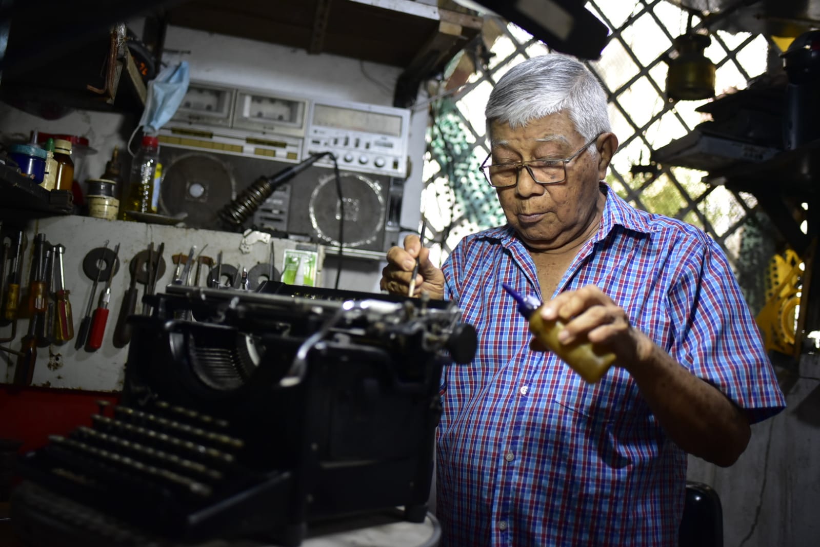 José Arcón revisa una Remington, toda una reliquia de máquina de escribir.