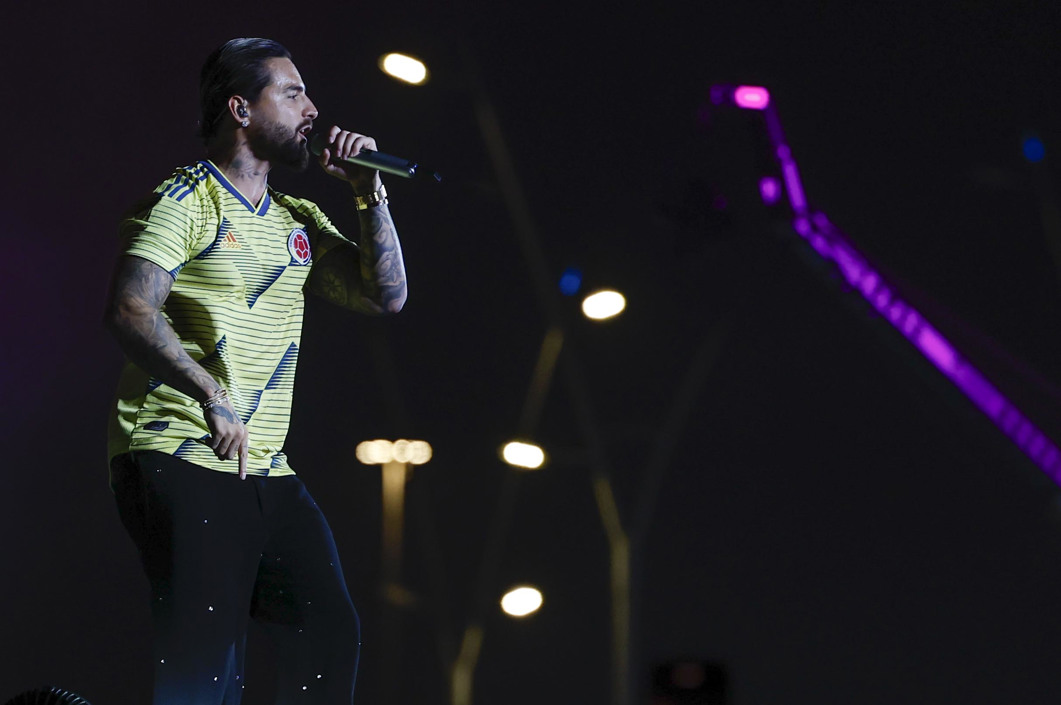 Maluma durante su actuación en la inauguración del 'FIFA fan festival' de Doha.