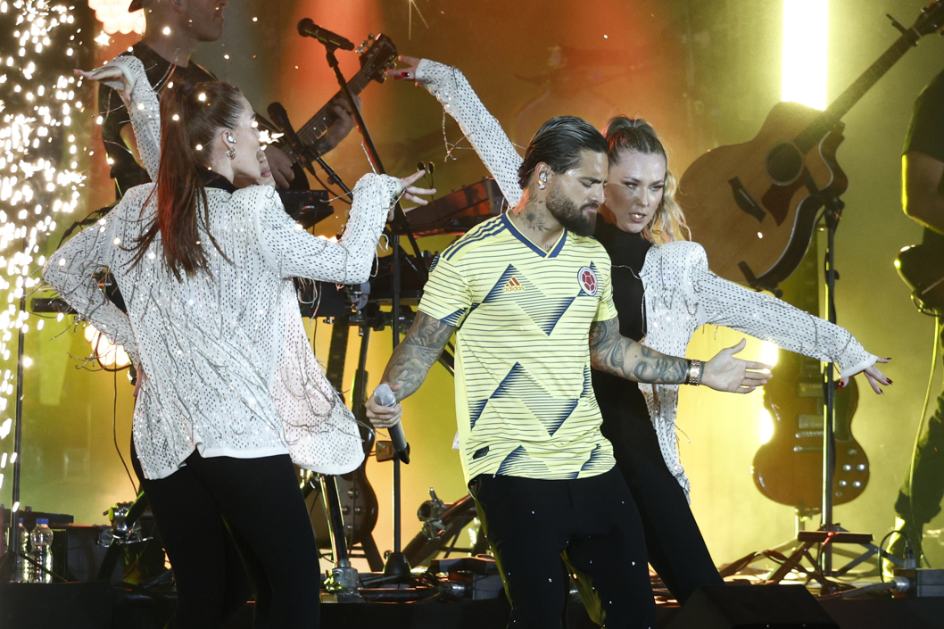 Maluma durante su actuación en la inauguración del 'FIFA fan festival' de Doha.