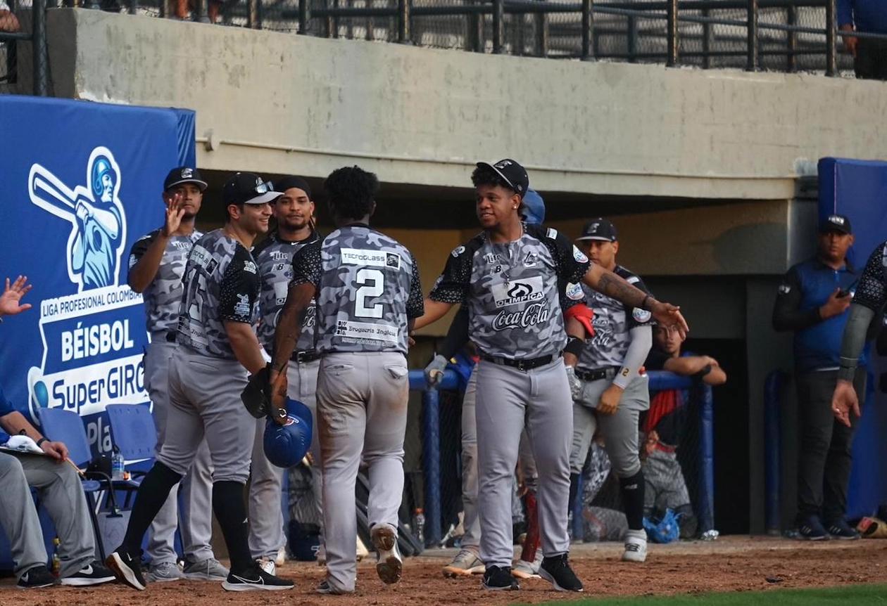 Dilson Herrera celebra con sus compañeros.