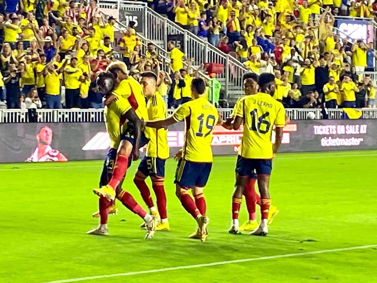 Celebración de Davinson Sánchez con sus compañeros.