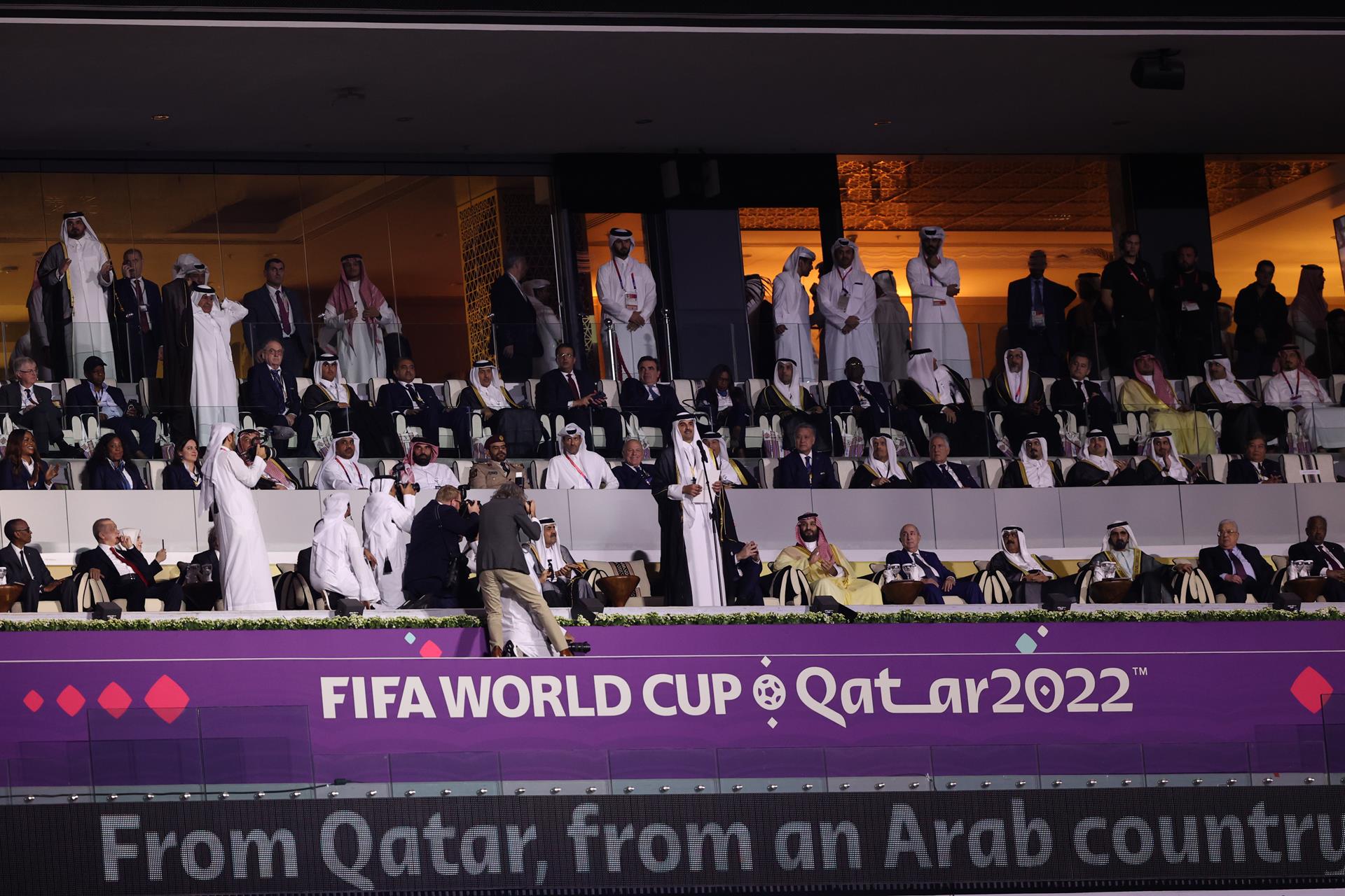 El emir Tamim bin Hamad Al Thani da su discurso de bienvenida. 