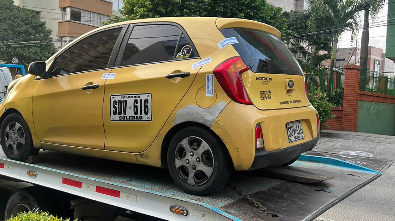 Taxi ‘zapatico’, que según la mamá de la ciclista iba en reversa y chocó a la deportista aficionada.