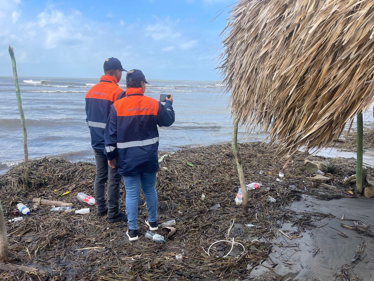 Funcionarios de la Dimar inspeccionando la situación.