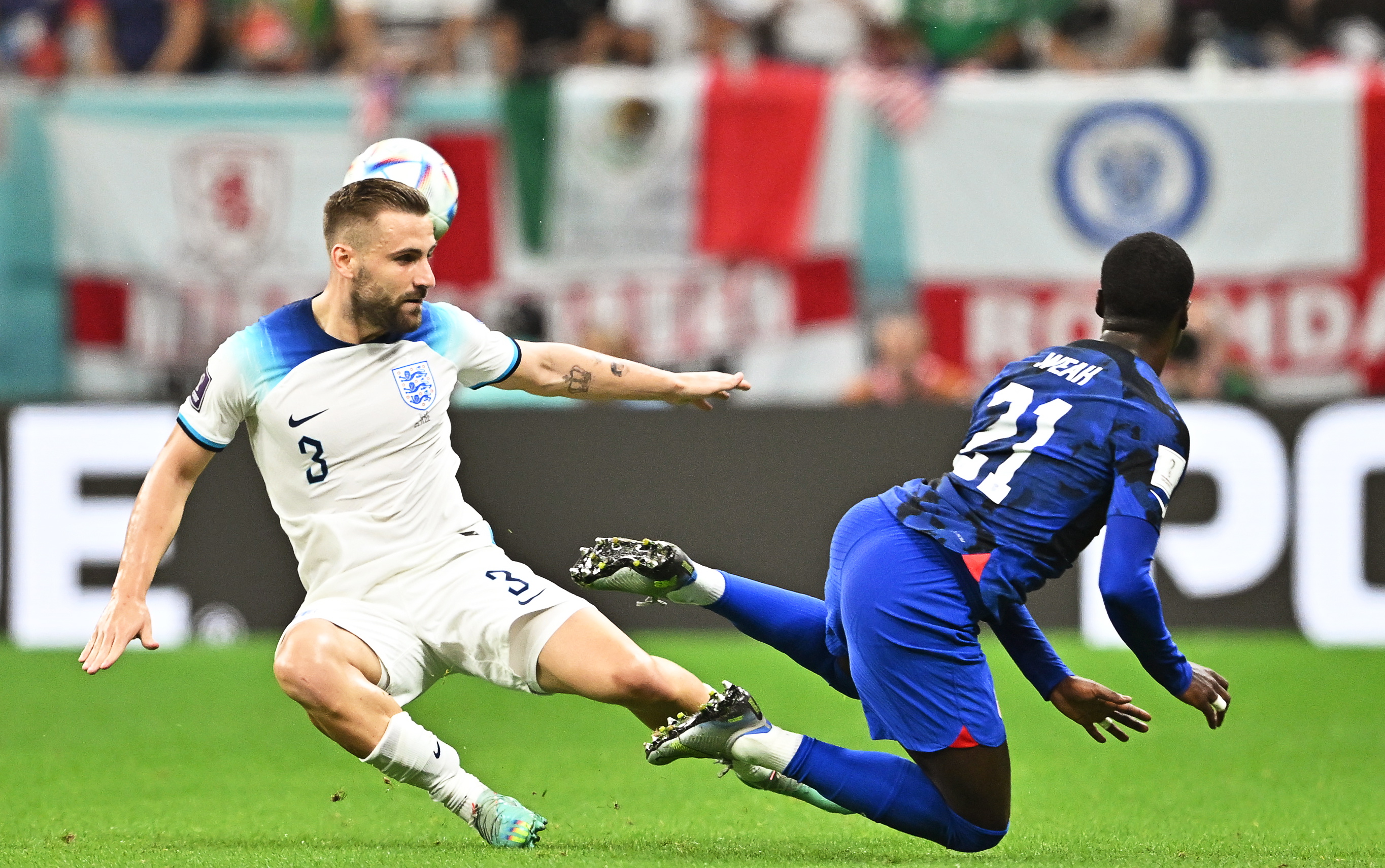  Luke Shaw llega al cierre del estadounidense Timothy Weah.