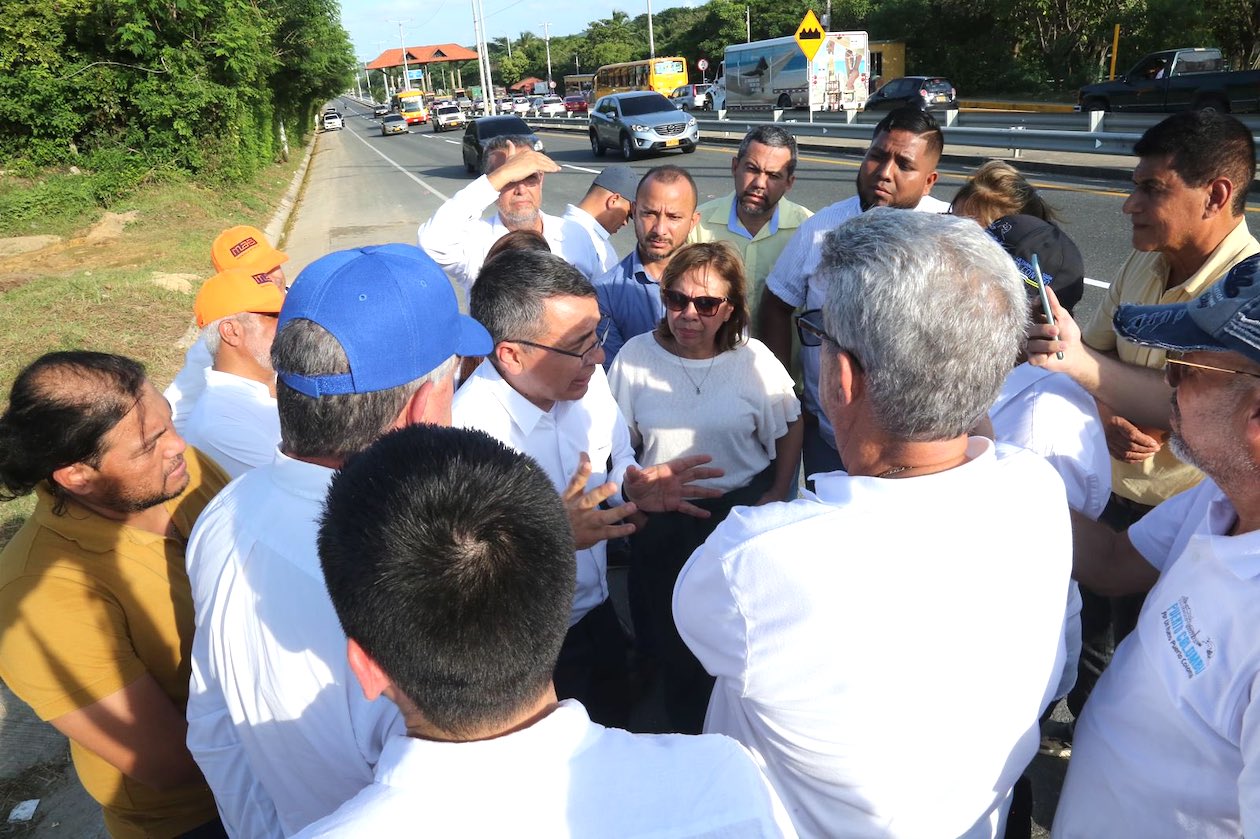 Representantes de la comunidad dialogando con el presidente de la ANI.