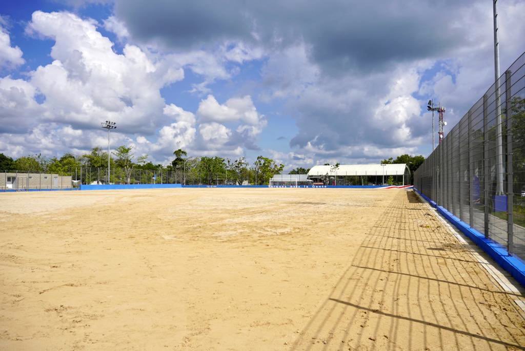 La cancha de fútbol.