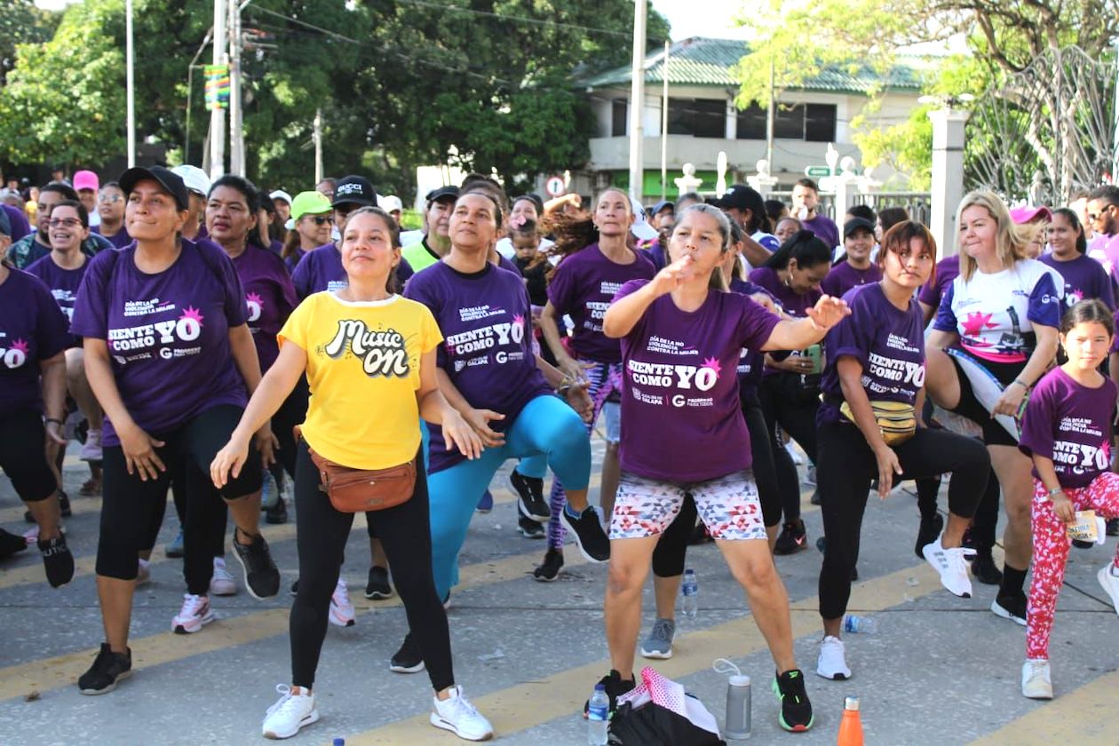 Las mujeres en plena bailatón.