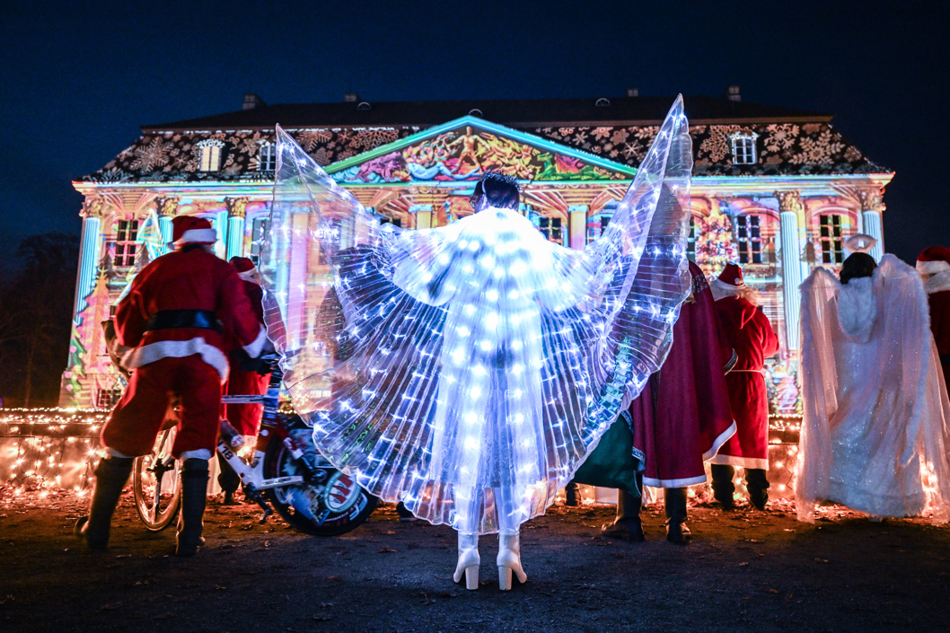 Personas disfrazadas en la Asamblea General de Papá Noel.