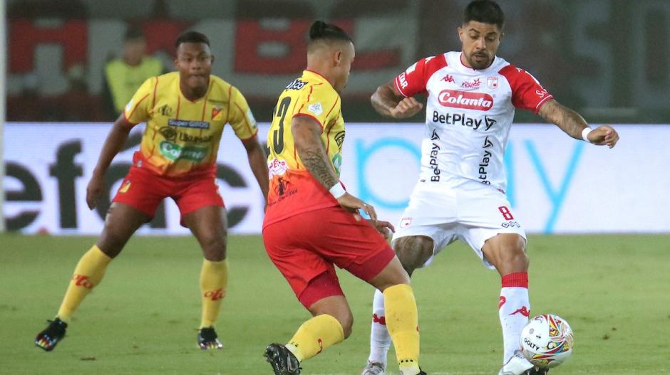 Leonardo Castro, nuevo goleador del campeonato, intenta superar a Jonathan Barboza, de Santa Fe