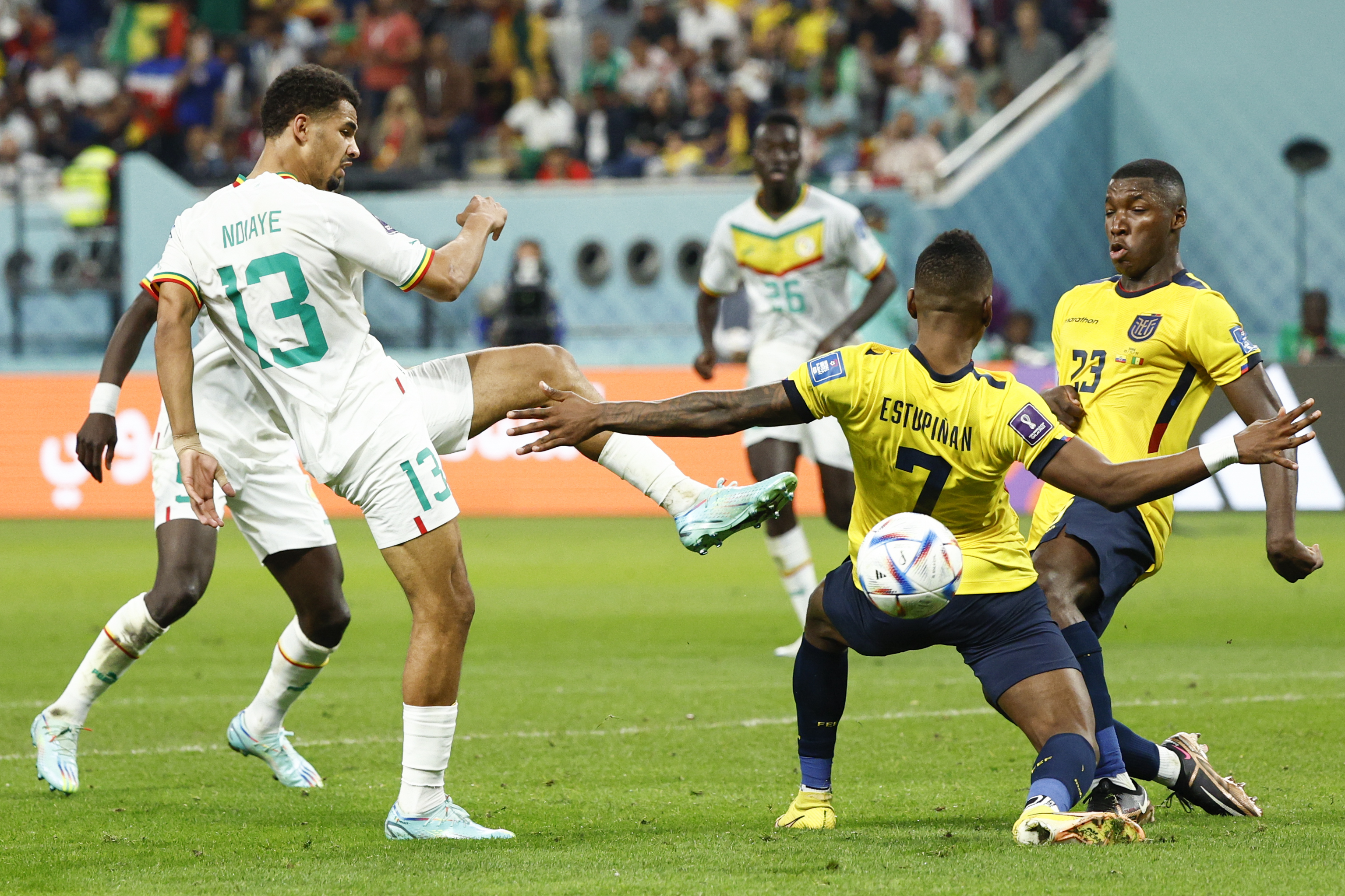 Pervis Estupiñán se interpone ante el disparo de Pape Gueye.