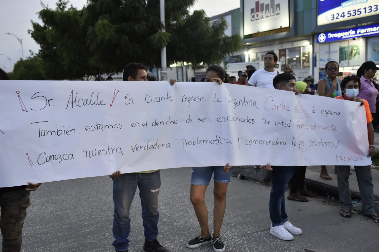 Bloqueo en la Circunvalar por habitantes de Caribe Verde. 