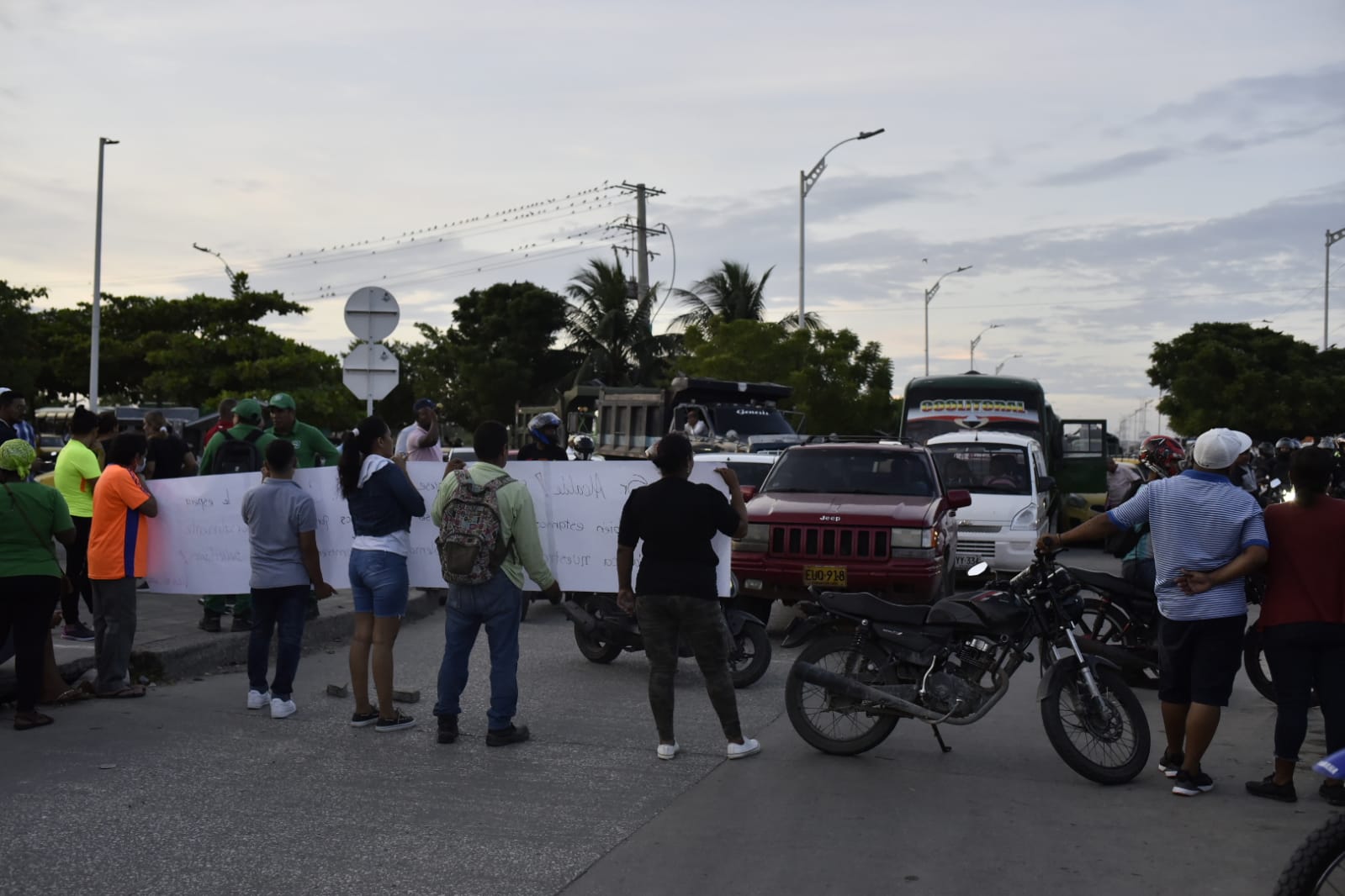 Bloqueo en la Circunvalar por habitantes de Caribe Verde. 