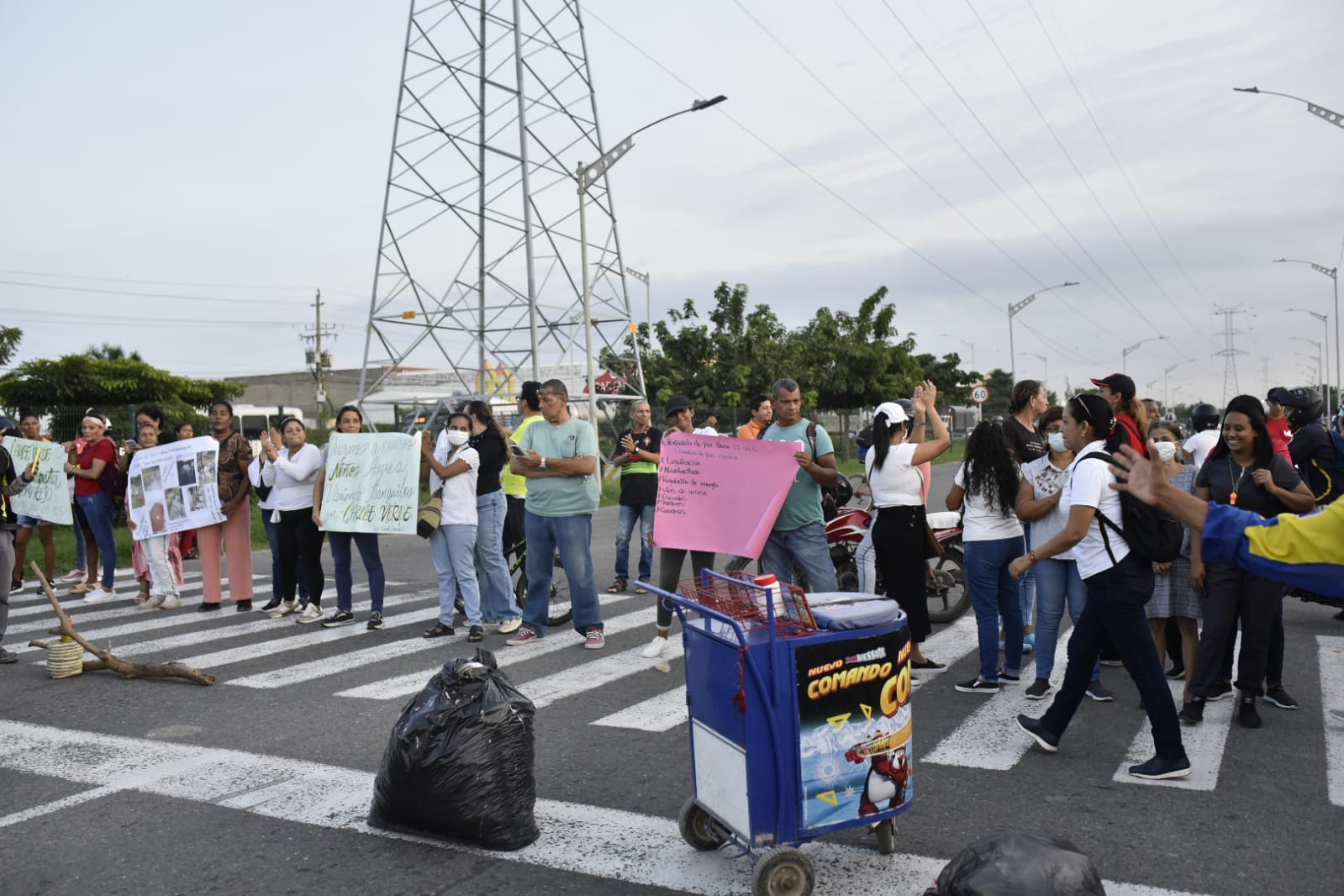 Bloqueo en la Circunvalar por habitantes de Caribe Verde. 