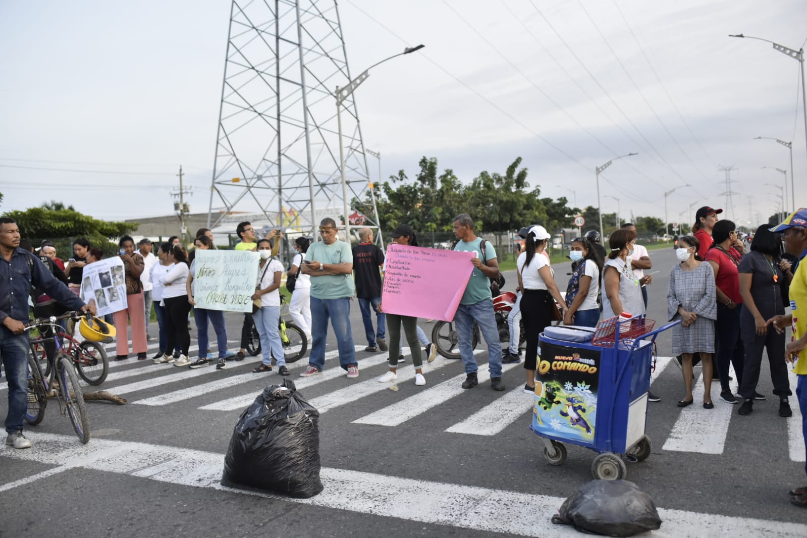 Bloqueo en la Circunvalar por habitantes de Caribe Verde. 