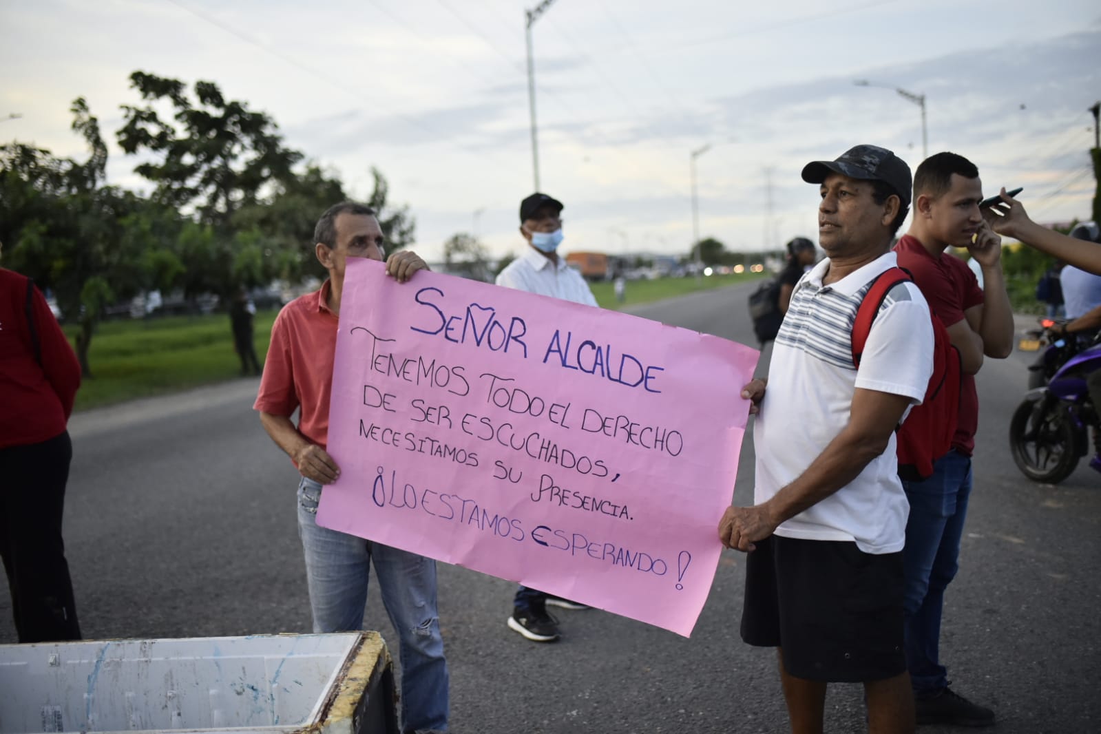 Bloqueo en la Circunvalar por habitantes de Caribe Verde. 