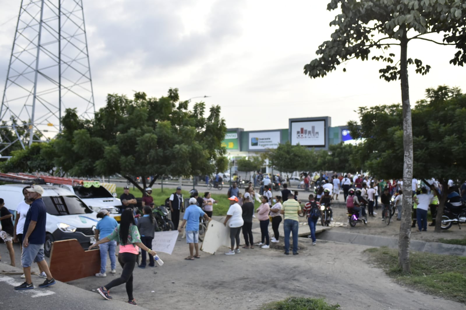 Bloqueo en la Circunvalar por habitantes de Caribe Verde. 