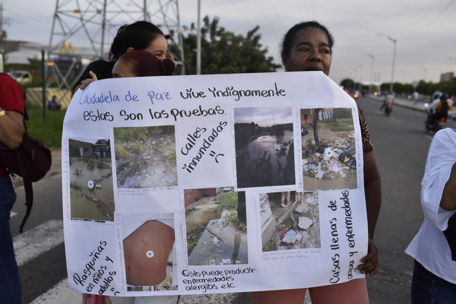 Bloqueo en la Circunvalar por habitantes de Caribe Verde. 