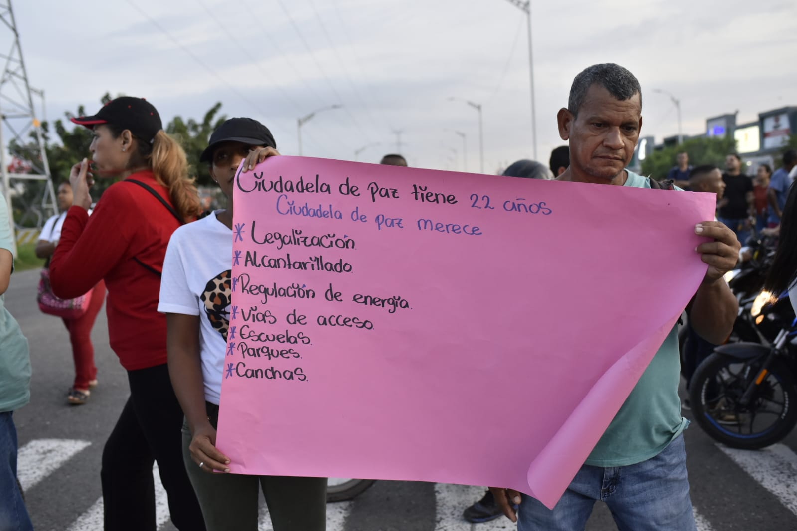 Bloqueo en la Circunvalar por habitantes de Caribe Verde. 