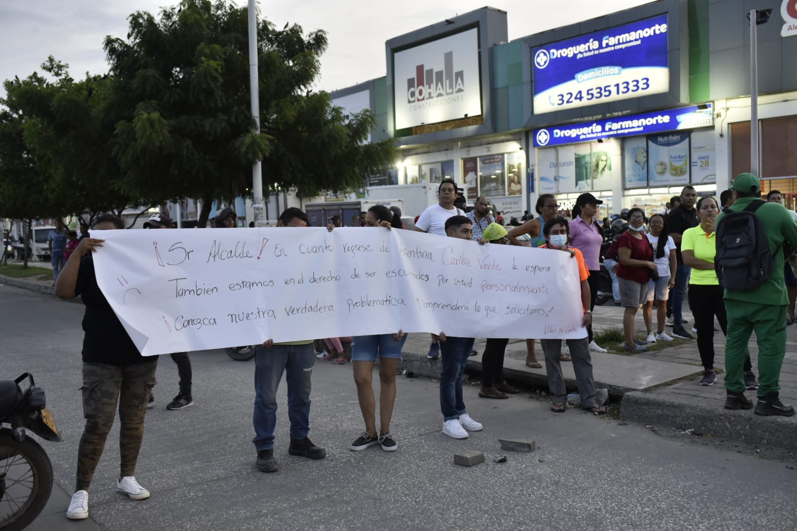 Bloqueo en la Circunvalar por habitantes de Caribe Verde. 