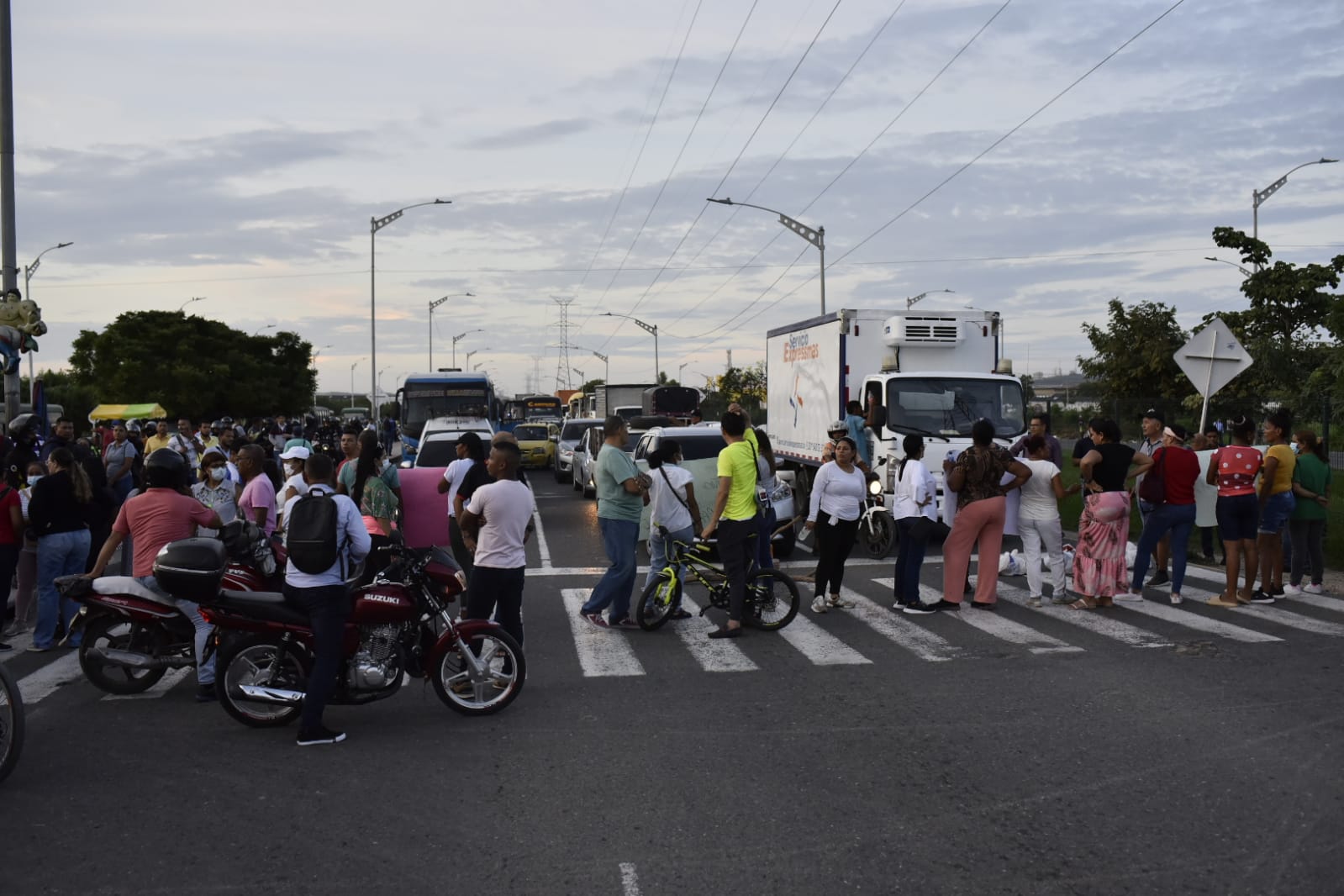 Bloqueo en la Circunvalar por habitantes de Caribe Verde. 