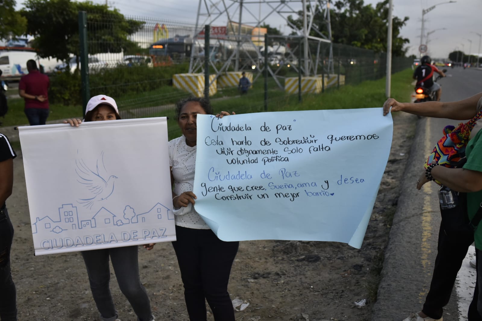 Bloqueo en la Circunvalar por habitantes de Caribe Verde. 