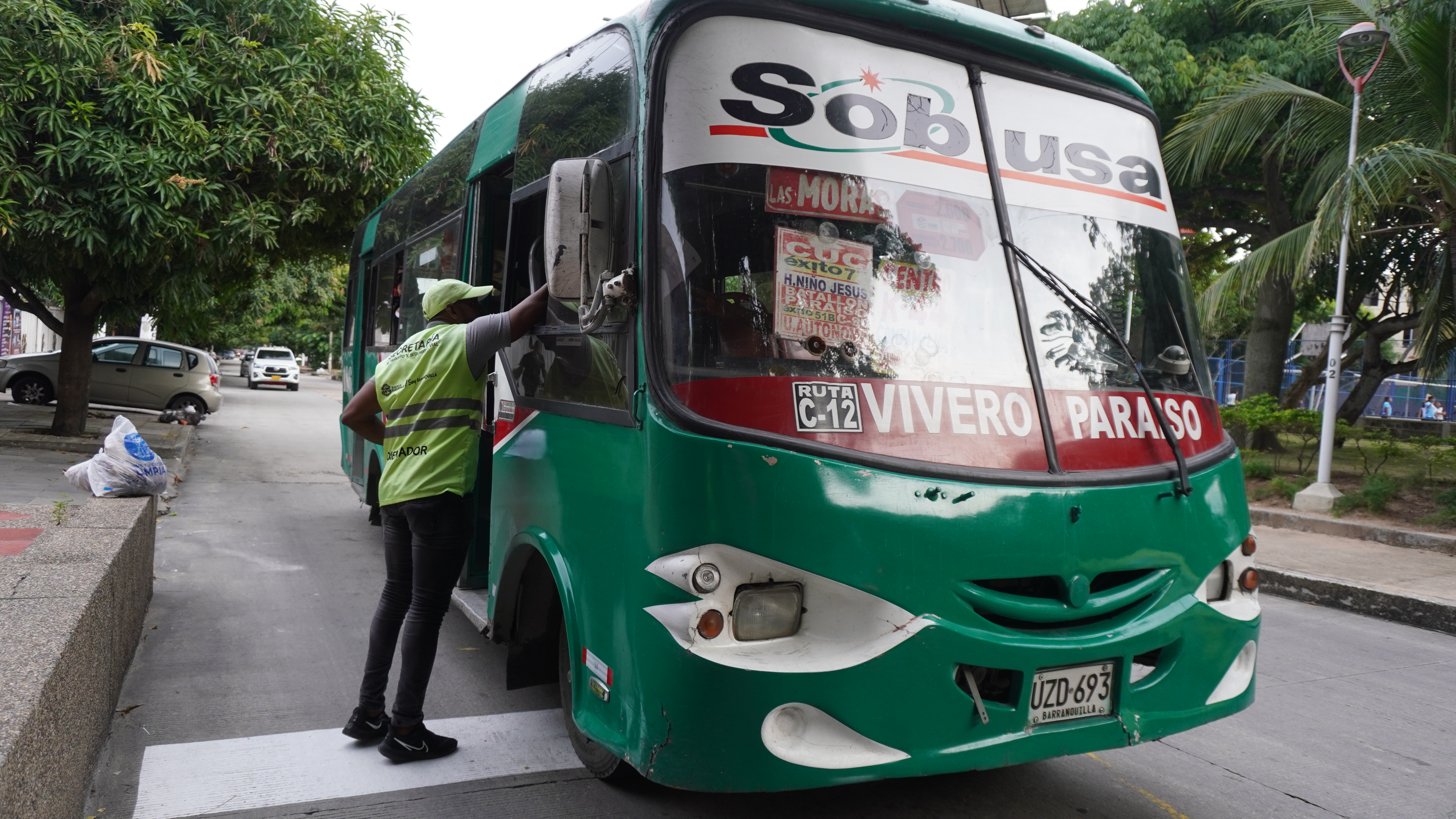 Un agente de tránsito dialogando los cambios viales con un conductor de Sobusa. 