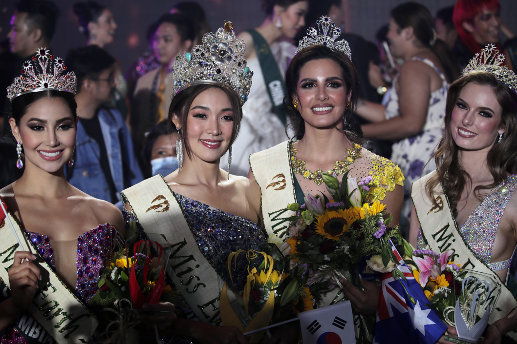 Miss Tierra Fuego Andrea Aguilera de Colombia, Miss Tierra 2022 Mina Sue Choi de Corea del Sur, Miss Tierra Agua Nadeen Ayoub de Palestina y Miss Earth Air Sheridan Mortlock de Australia.