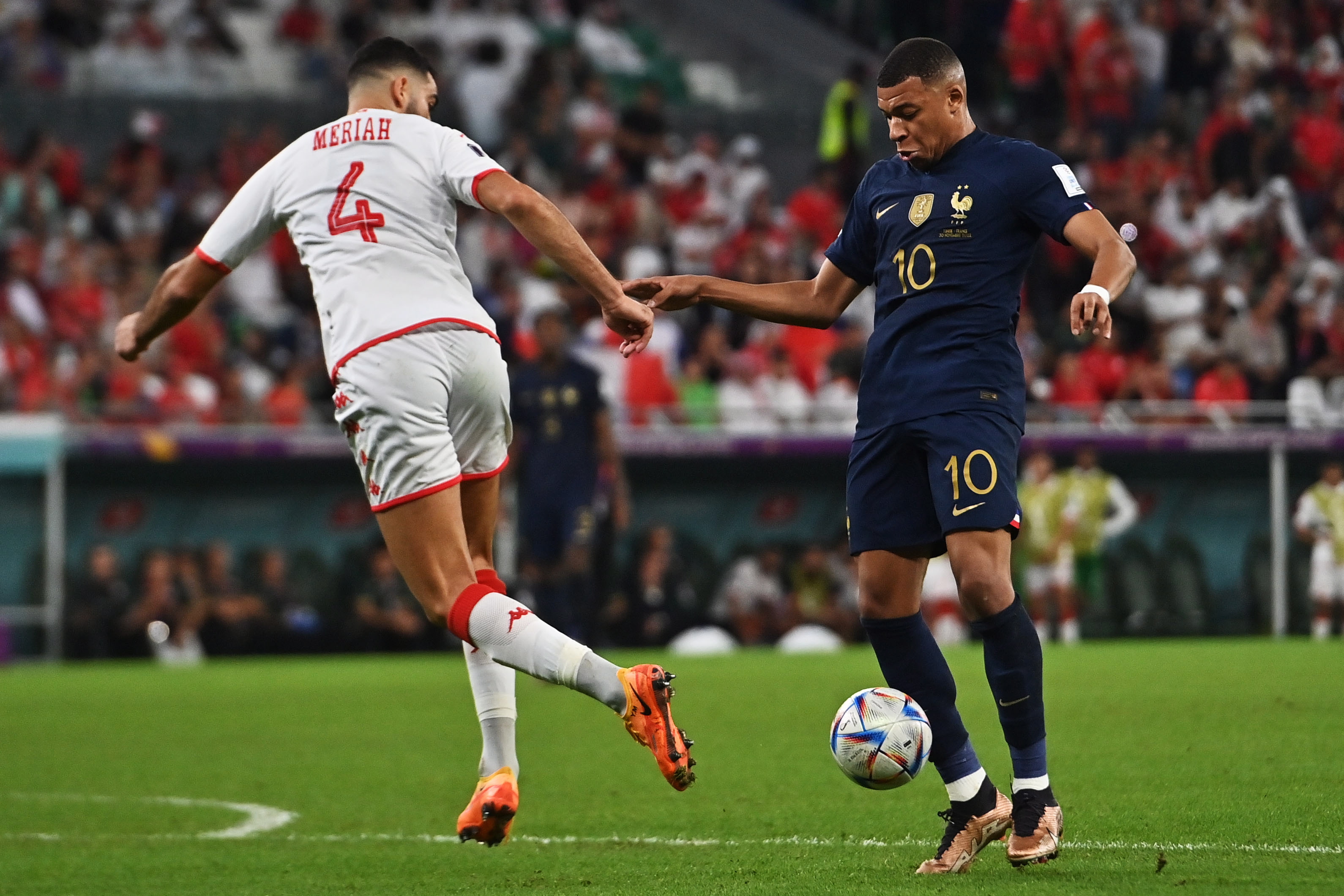 Kylian Mbappé domina la pelota ante la marca de Yassine Meriah.