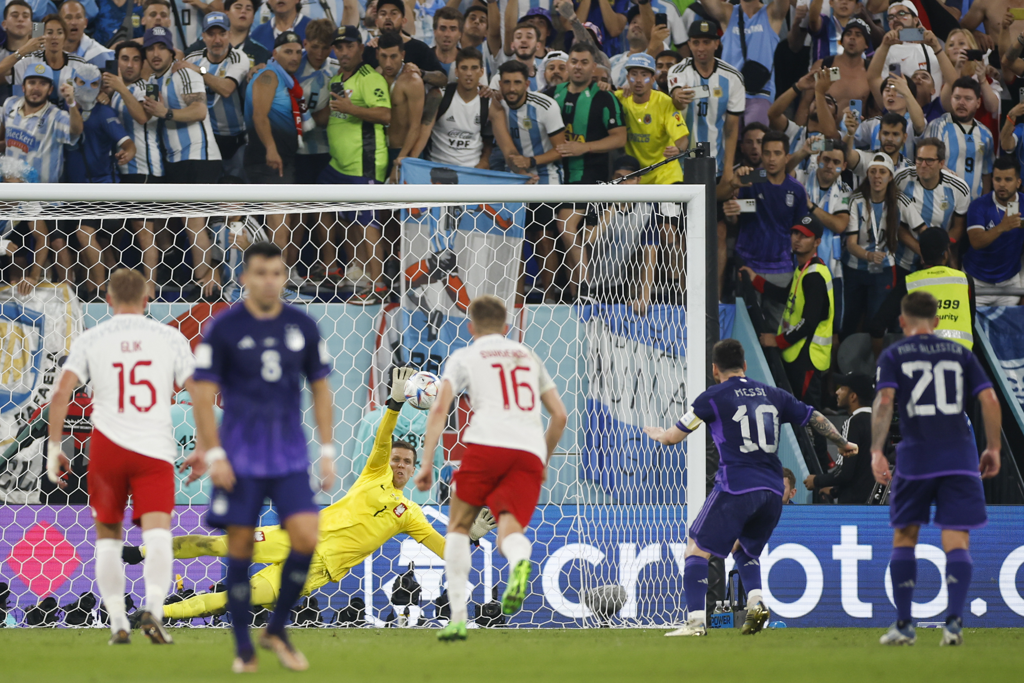 Lionel Messi cobró una pena máxima que fue atajada por el portero Szczesny.