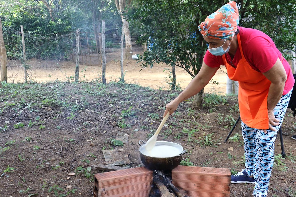 Cocinar con leña, uno de los “secreticos” de la gastronomía costeña. Preparación del coco para arroces o dulces. La feria tendrá una variedad de platos.