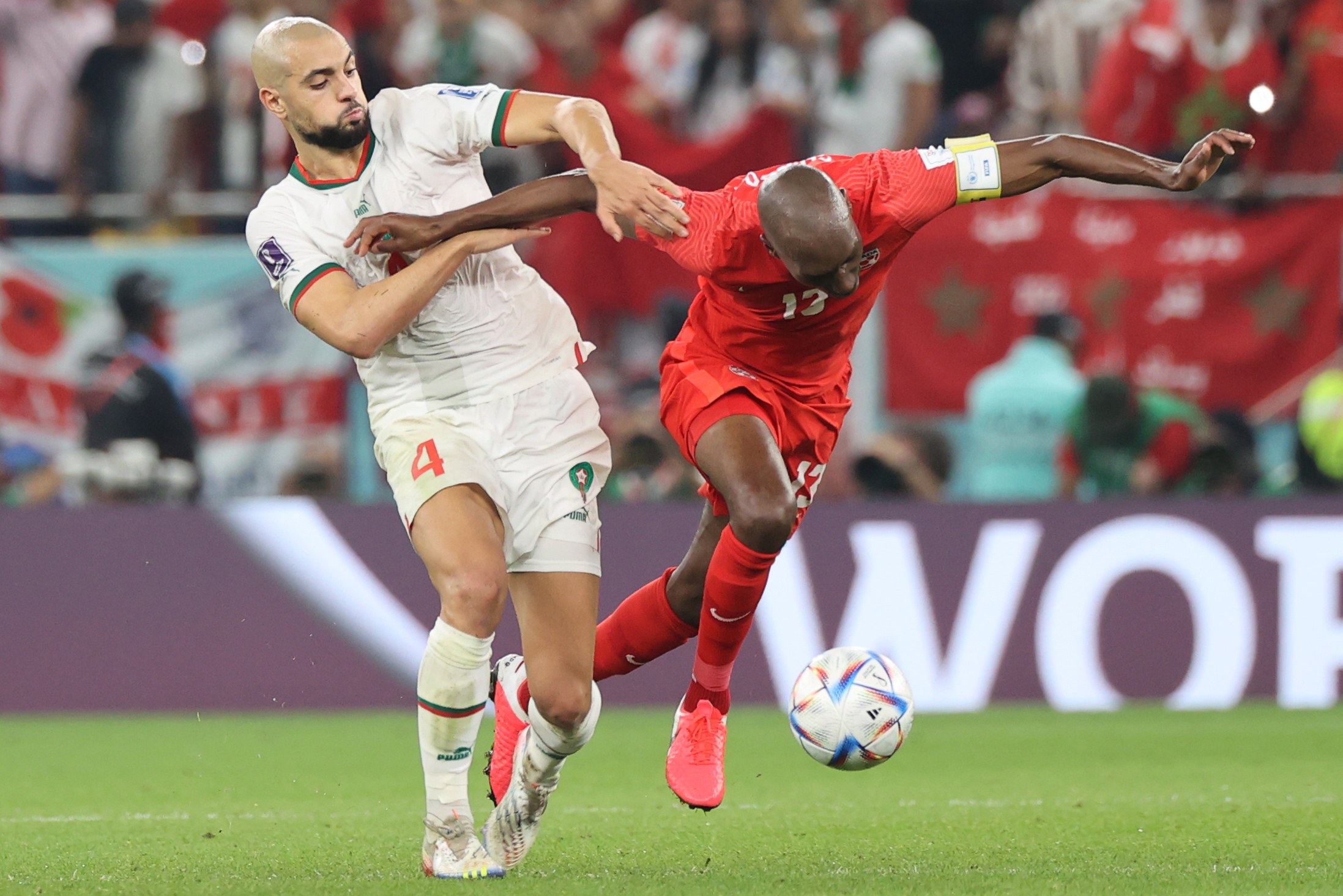 Atiba Hutchinson (Canadá) intenta detener el avance de Sofyan Amrabat (Marruecos). 