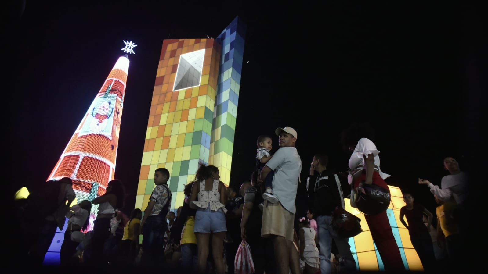 Todos querían tomarse una foto al lado del árbol más grande de Colombia,