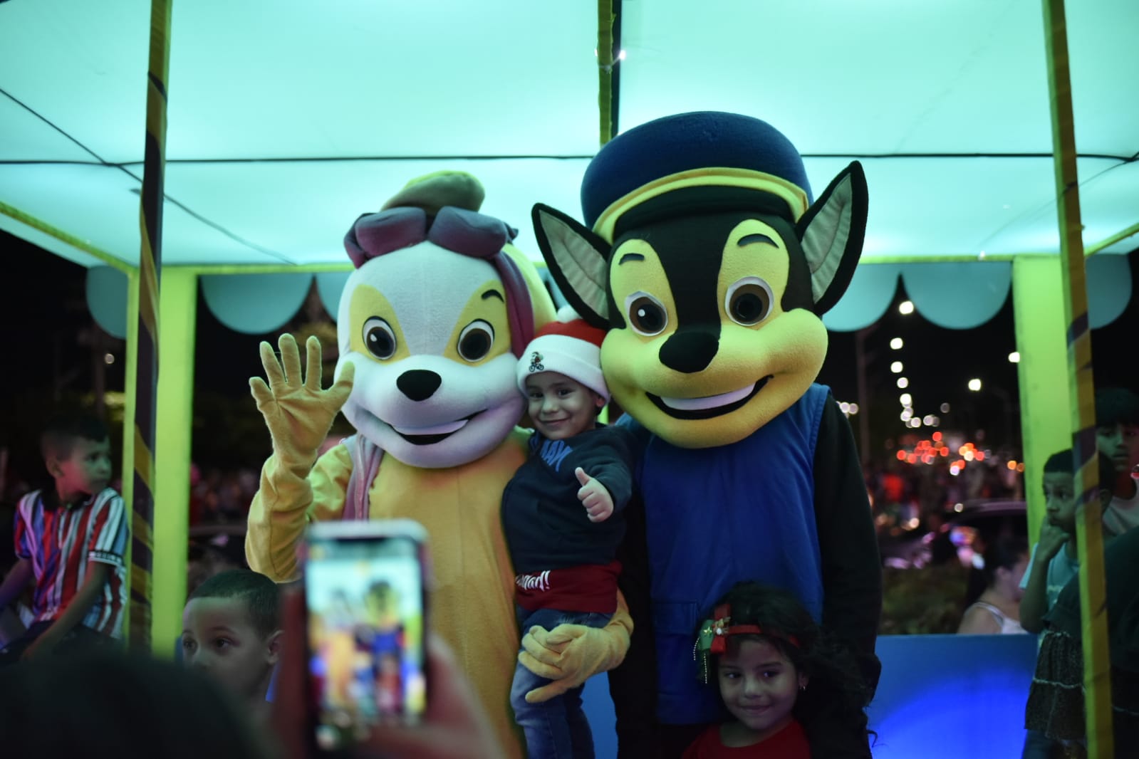 Personajes que alegran a los niños se hicieron presentes en la ceremonia.