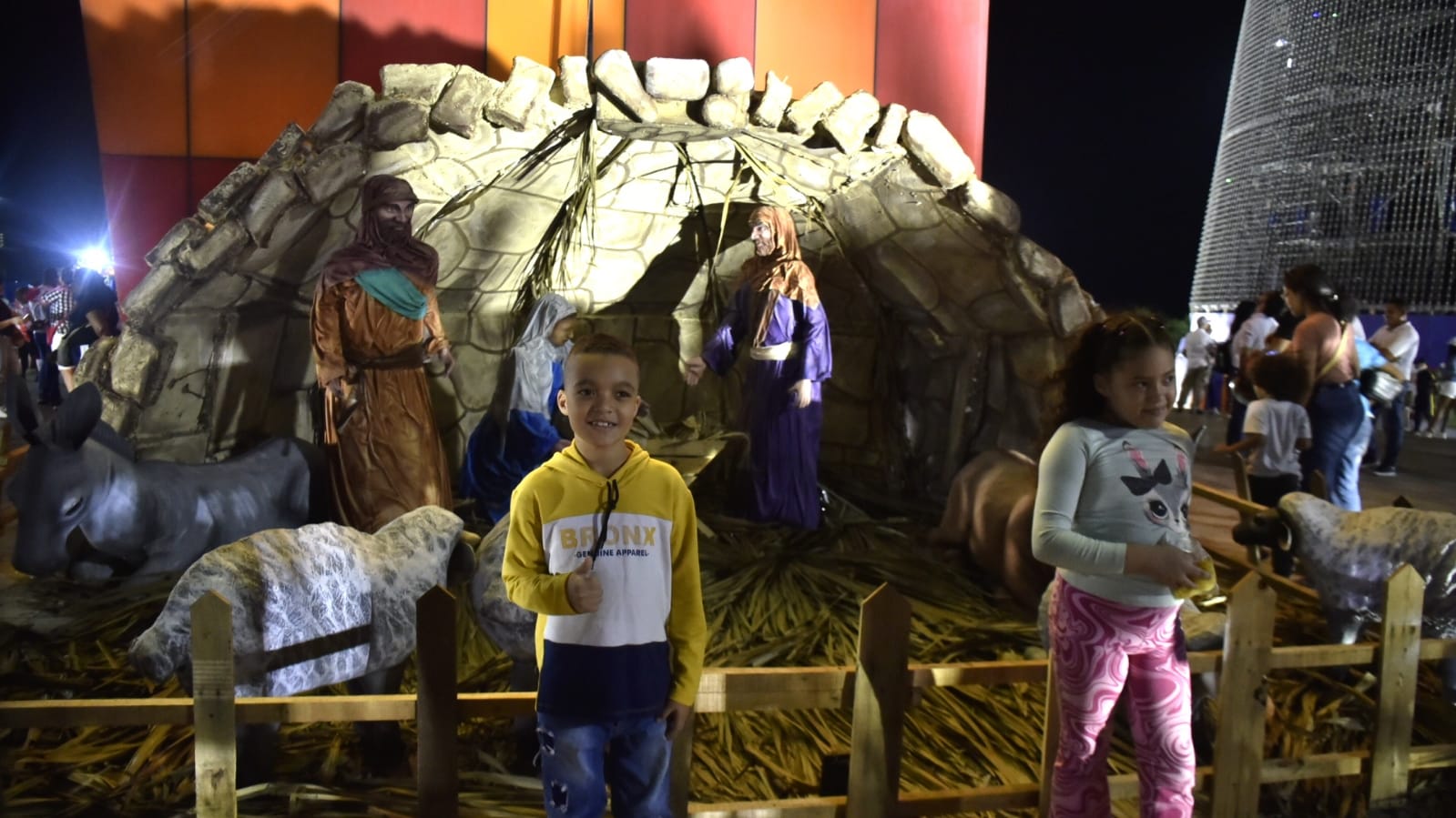 Niños y adultos disfrutaron este jueves del encendido del árbol de Tecnoglass.