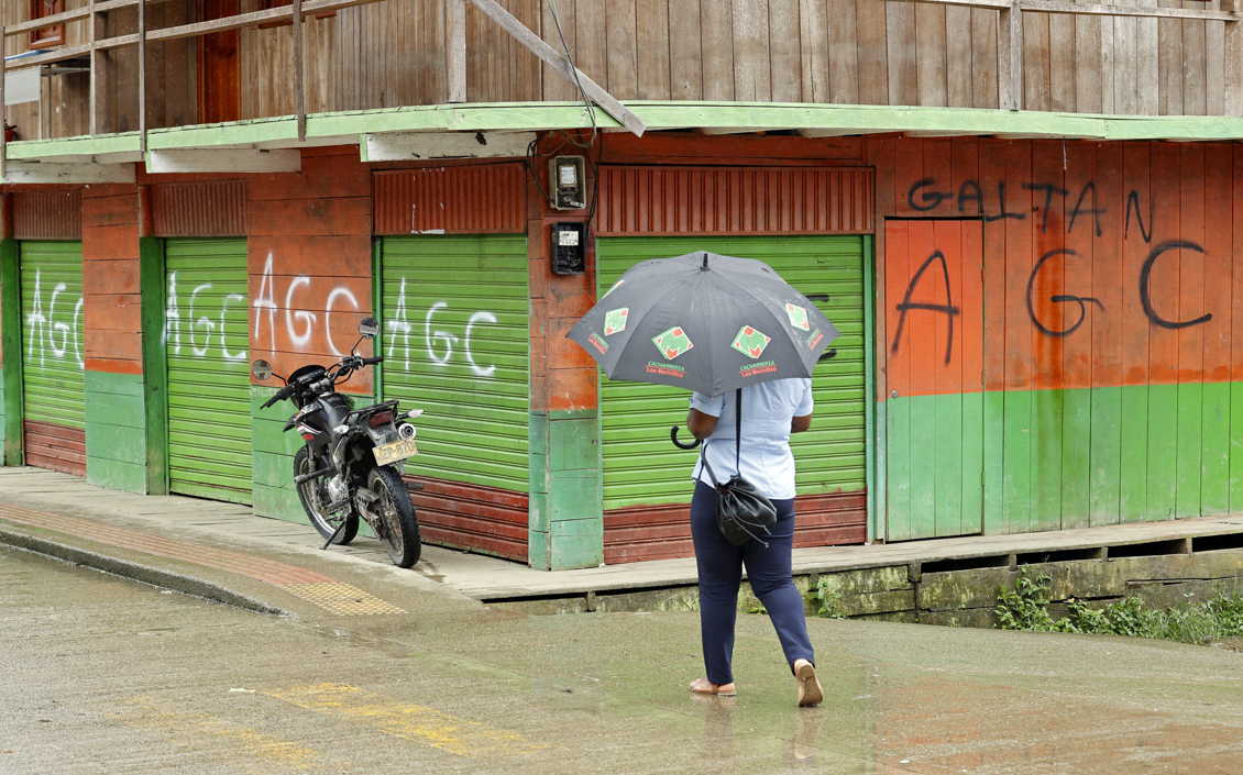 Personas en las calles de Puerto Meluk, Chocó.